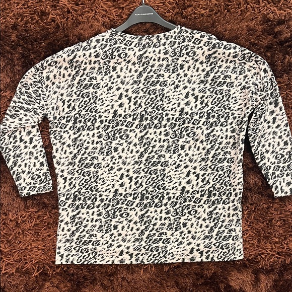 Chico's Animal Print Crew Neck Top Blouse- sz 1/M - Picture 4 of 9